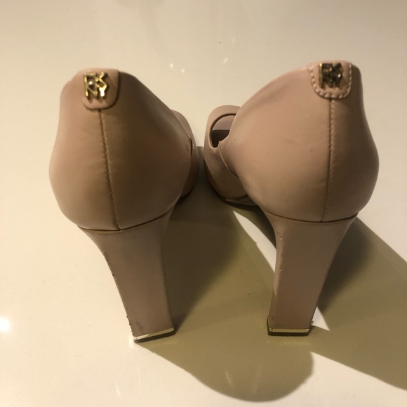 DKNY Size 8 Shoes - Picture 3 of 5